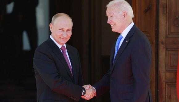 Putin, que se reunió solo en una ocasión con Biden -en junio pasado durante una cumbre en Ginebra-, precisó que Rusia necesita “garantías de seguridad jurídicas y vinculantes”. (Foto: EPA).