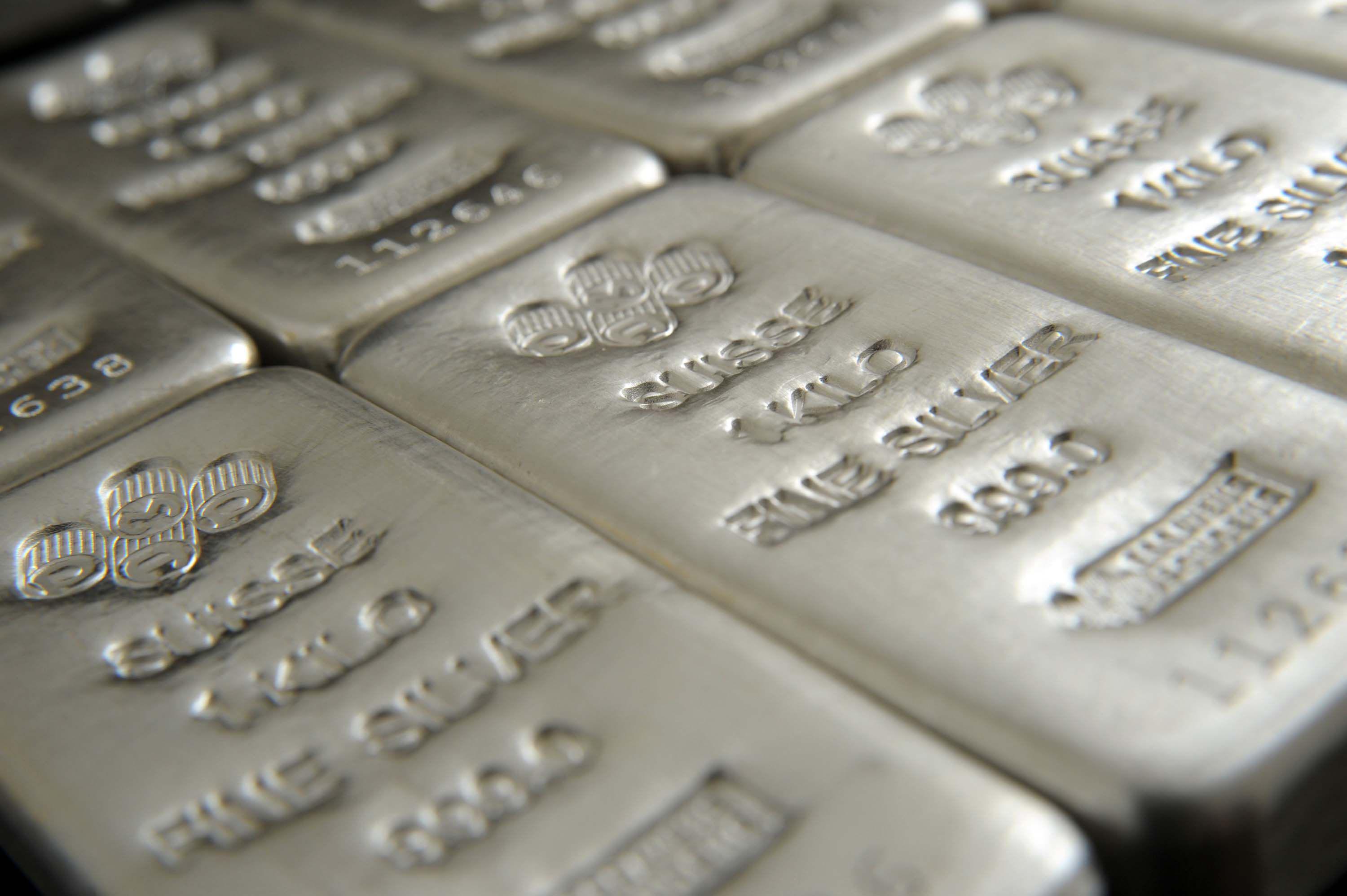 El comportamiento del precio de la plata en los últimos meses ha sido indiferente, en contraste con el resto de metales que han definido una dirección al alza.