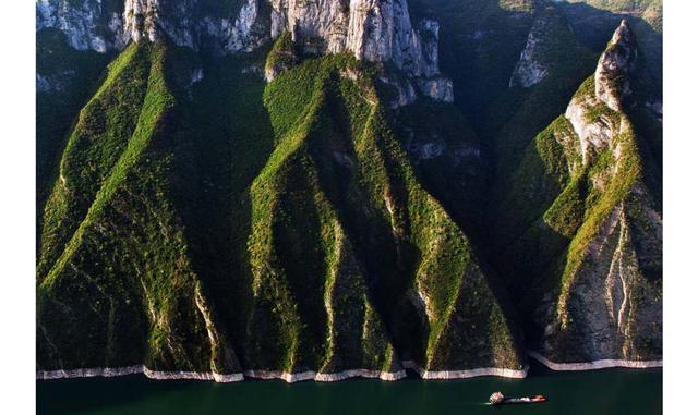 FOTO 7 | ABRIL. Yangtsé (China). Es el tercer río más largo del mundo (3.600 kilómetros) y abril su mejor momento: clima seco y fresco para navegar de Chongqing a Wuhan, tramo de 160 kilómetros que combina bosques de bambú, apacibles orillas y los barranc