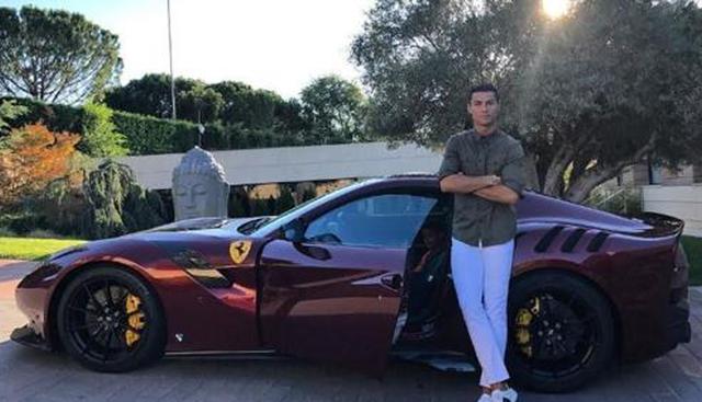 FOTO 3 | Ferrari F12 Tour de France (tdf). CR7 asquirió esta edición limitada a 770 piezas en 2017. Con su lanzamiento el fabricante italiano rinde homenaje al Tour de Francia. Se inspira en los coches deportivos de las décadas de los 50 y 60 porque rinde flexibilidad y movimiento.

Monta un propulsor V12 y 6,3 litros de cilindrada, que rinde nada más y nada menos que 780 caballos. Es capaz de acelerar de 0 a 100 km/h en 2,9 segundos y realizar el 0 a 200 km/h en 7,9 s. La velocidad máxima es superior a los 340 km/h y puede frenar de 100 a 0 km/h en sólo 30,5 metros.