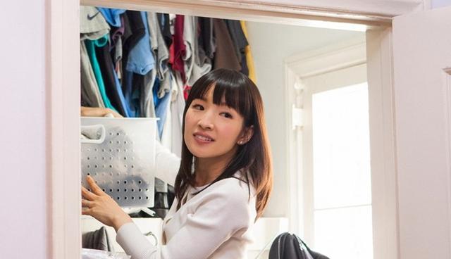 FOTO 5 | 5. Olvídate del "plan de circulación" y de la "frecuencia de uso" y hazlo todo de una vez. No hay que complicarse. Sólo establece dónde guardar tus cosas según el diseño de tu casa y solucionarás tus problemas de almacenamiento. Guarda todas las cosas similares en el mismo lugar o en sitios muy cercanos. Cuando tienes que decidir qué conservar, consulta a tu corazón. “Algunos creen que esto es un proceso que nunca termina, y que hay que hacerlo todos los días”, dice Kondo. No deberías hacerlo poco a poco y cuando puedas, justo lo contrario de lo que recomiendan otros expertos, que abogan por adquirir el hábito de hacer un poco cada vez. “Si organizas un poco cada día, nunca acabarás”, dice Kondo. (Foto: The New Yorker)