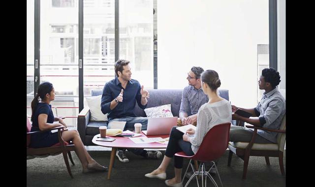 Foto 7 | Dé su opinión sobre los demás. El éxito de su carrera no puede depender solo de usted. Si desea recibir ayuda durante su carrera, debe estar dispuesto a apoyar el avance de las carreras de los demás. Recomiende a su colega para un proyecto o un cargo más alto, y deje que esa persona sepa que usted dio su opinión. Es posible que puedan ayudarlo cuando usted necesite una mano.