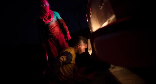 FOTO 7 | Un "guardián de la selva" detiene a un maderero durante una búsqueda en tierras indígenas de Arariboia. (Foto: Reuters)