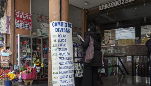 Bolivianos se lanzan a la búsqueda del sol peruano y peso chileno, entre otras monedas "fuertes" ante la sequía de dólares. (Foto: Marcelo Perez del Carpio/Bloomberg)