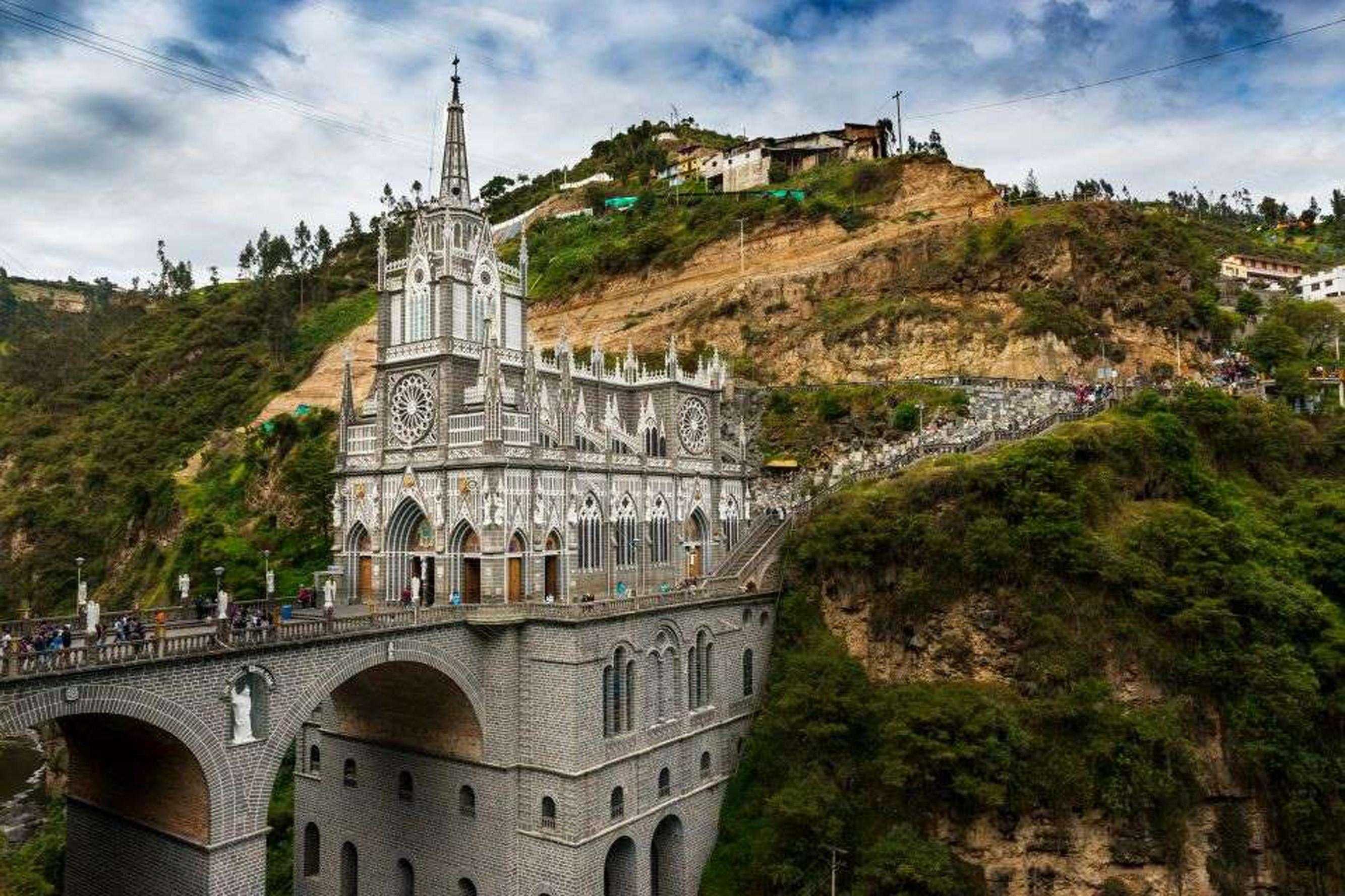 FOTO 1 | 1. Santuario de Nuestra Señora del Rosario de las Lajas, Colombia. Este templo y basílica cristiana venera a Nuestra Señora de las Lajas. El edificio, que mide 28 metros de alto con una torre de 100 metros, se encuentra situado en un puente en el municipio de Ipiales, cerca del cañón del río Guáitara, en Colombia.