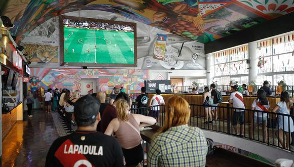 Los hinchas de la Selección Peruana suelen abarrotar los restaurantes y lugares públicos para ver los duelos en el marco de las Eliminatorias Mundial 2026. (Foto: Joel Alonzo/ @photo.gec)