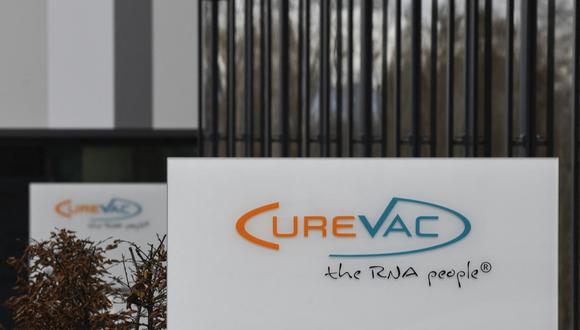 El gobierno peruano había negociado con el laboratorio alemán 29 millones de dosis de su vacuna contra el coronavirus, que debían llegar en el 2022.  (Photo by THOMAS KIENZLE / AFP)
