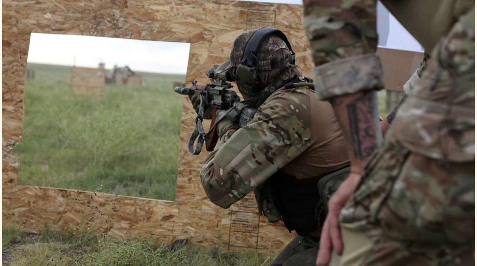 FOTO 1 | Miembros de las milicias durante un entrenamiento de tiro en Fountain, Colorado, donde se ubica el National Field Training Exercise.