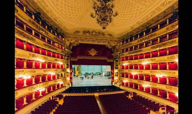 FOTO 13 | Teatro de La Scala. Lo que antes era un lugar de reunión de los nobles milaneses del siglo 18, ahora se ha convertido en el punto de congregación de muchas personas de la flor y nata moderna. La Scala es uno de los teatros más famosos del mundo 