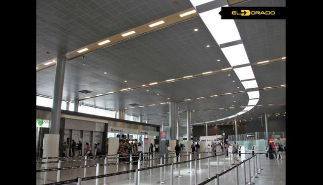 Aeropuerto Internacional El Dorado (Colombia) |Es considerado como el más importante en Colombia. Cuenta con dos terminales para pasajeros, que permiten un mejor traslado. Fue ubicado por la firma británica Skytrax dentro de los mejores. (El Dorado)