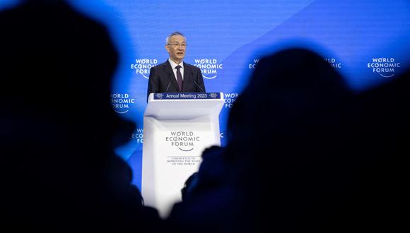 El viceprimer ministro de China, Liu He, habla durante una sesión de la reunión anual del Foro Económico Mundial (FEM) en Davos el 17 de enero de 2023. (Foto de Fabrice COFFRINI / AFP)