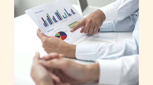 Aprovecha la generosidad de los intereses. La mejor manera que conozco para convertirse en un millonario es poner el poder del interés compuesto de tu lado. Al darle a tu dinero más tiempo para componer y mantener su tasa de retorno lo más alta posible, a