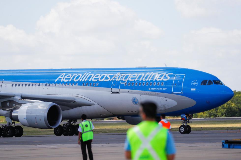 El avión de la estatal Aerolíneas Argentinas procedente de Rusia, que carga la segunda remesa de la vacuna Sputnik-V, aterrizó este sábado en el Aeropuerto Internacional de Ezeiza, en la provincia de Buenos Aires. (Texto: EFE / Foto: Reuters).