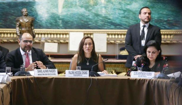 El ministro Alfaro junto a la congresista Paloma Noceda, durante una anterior visita realizada a la Comisión de Educación (foto: Congreso).