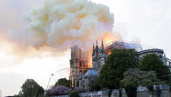 Catedral de Notre Dame en llamas.