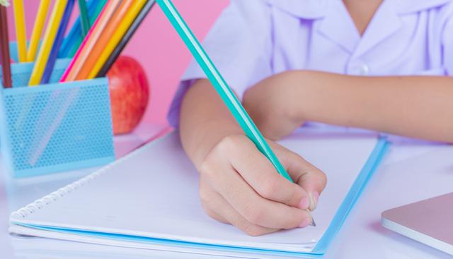 FOTO 3 | 3. Mi pobre angelito
“Debo irme… la profesora de mi hijo me avisó que se mi pequeño se siente muy mal”
Mentir sobre la salud de un hijo nunca es una buena decisión, porque es posible la historia deje de ser un engaño, para convertirse en una realidad. (Foto: Freepik)