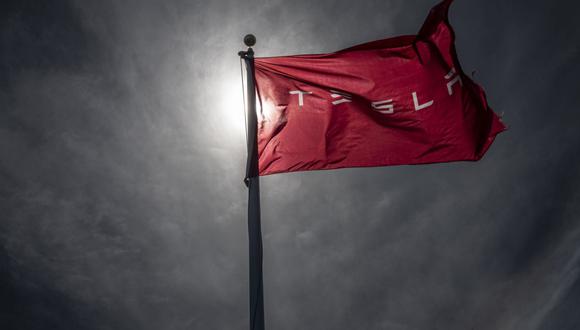Una bandera de la marca Tesla frente a un concesionario en Corte Madera, California, EE.UU., el jueves 2 de marzo de 2023. Fotógrafo: David Paul Morris/Bloomberg