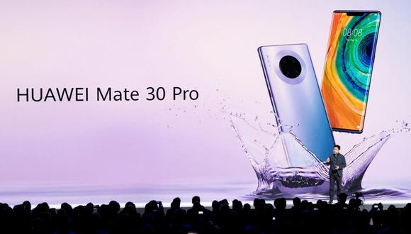 El gigante chino exhibió la gama Mate 30 en su primera presentación de un nuevo teléfono desde que en mayo el presidente Donald Trump le prohibió comprar tecnología estadounidense alegando riesgos para la seguridad nacional. (Foto: AFP)