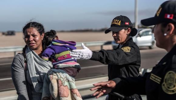 En la línea de la Concordia Perú -Chile permanecen migrantes a la espera de ingresar al Perú o ser repatriados a Venezuela. (Foto: AFP)