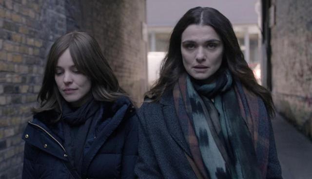 FOTO 15 | Desobediencia, Sebastián Lelio. Ronit, una fotógrafa, regresa a Londres con motivo de la muerte de su padre, un rabino. Al volver se reencuentra con una amiga por la que siente atracción, pero el lesbianismo no está bien visto en la comunidad ortodoxa judía a la que pertenecen. (Foto: IMDB)