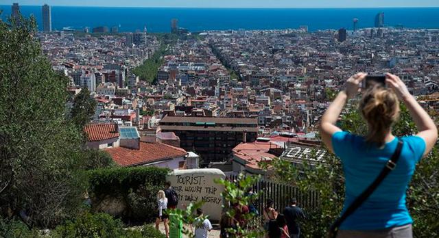 FOTO 11 | 11. TripAdvisor te ofrece un sin fin de opciones. Esta app, que aúna algunos servicios comentados anteriormente, te permite conocer las opiniones y fotos de otros viajeros, encontrar los mejores hoteles y comparar tarifas, buscar los mejores restaurantes de la zona o elegir la actividad perfecta.