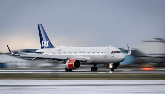 Un avión de Scandinavian Airlines SAS aterriza en el Aeropuerto de Copenhague (CPH) en Kastrup, Dinamarca, el 20 de enero de 2022. (Foto de Mads Claus Rasmussen / Ritzau Scanpix / AFP) / Dinamarca FUERA