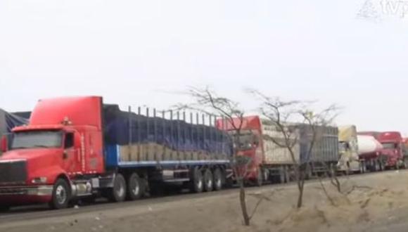 Extensa cola de camiones varados por bloqueos en la Panamericana Sur, en Ica. (Captura: TV Perú)