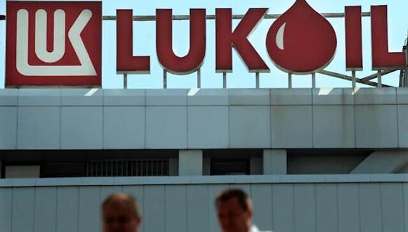 La venta se completará después de su aprobación por el Servicio Federal Antimonopolio, indicó Lukoil en un comunicado. (AFP Photo/Nikolay Doychinov)