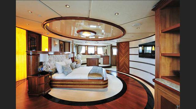 Camarote principal de lujo: Cada suite lleva el nombre de una ciudad del mundo. Nueva York es brillante y moderna mientras que Tokio tiene baldosas cerámicas rojo rubí con dibujos de flor de cerezos. El camarote principal de lujo, con un baño para él y pa