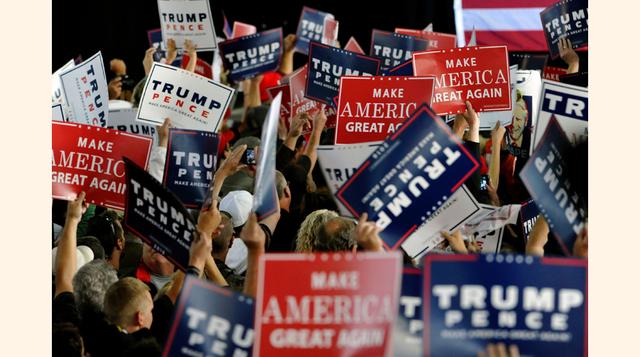 Si los agrupamos por opciones religiosas, los protestantes blancos y evangélicos tienen un claro favoritismo hacia Trump, con 58% y 46% respectivamente (frente al 17% y 34% de Clinton).