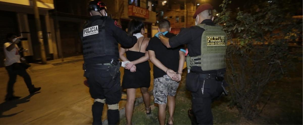 Durante las horas del toque de queda se han detenido a cientos de infractores.