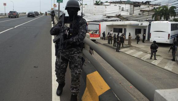 La policía ecuatoriana responde después de que hombres armados irrumpieran en el plató de una estación de televisión pública en Guayaquil el 9 de enero. Fotógrafo: Anadolu/Getty Images