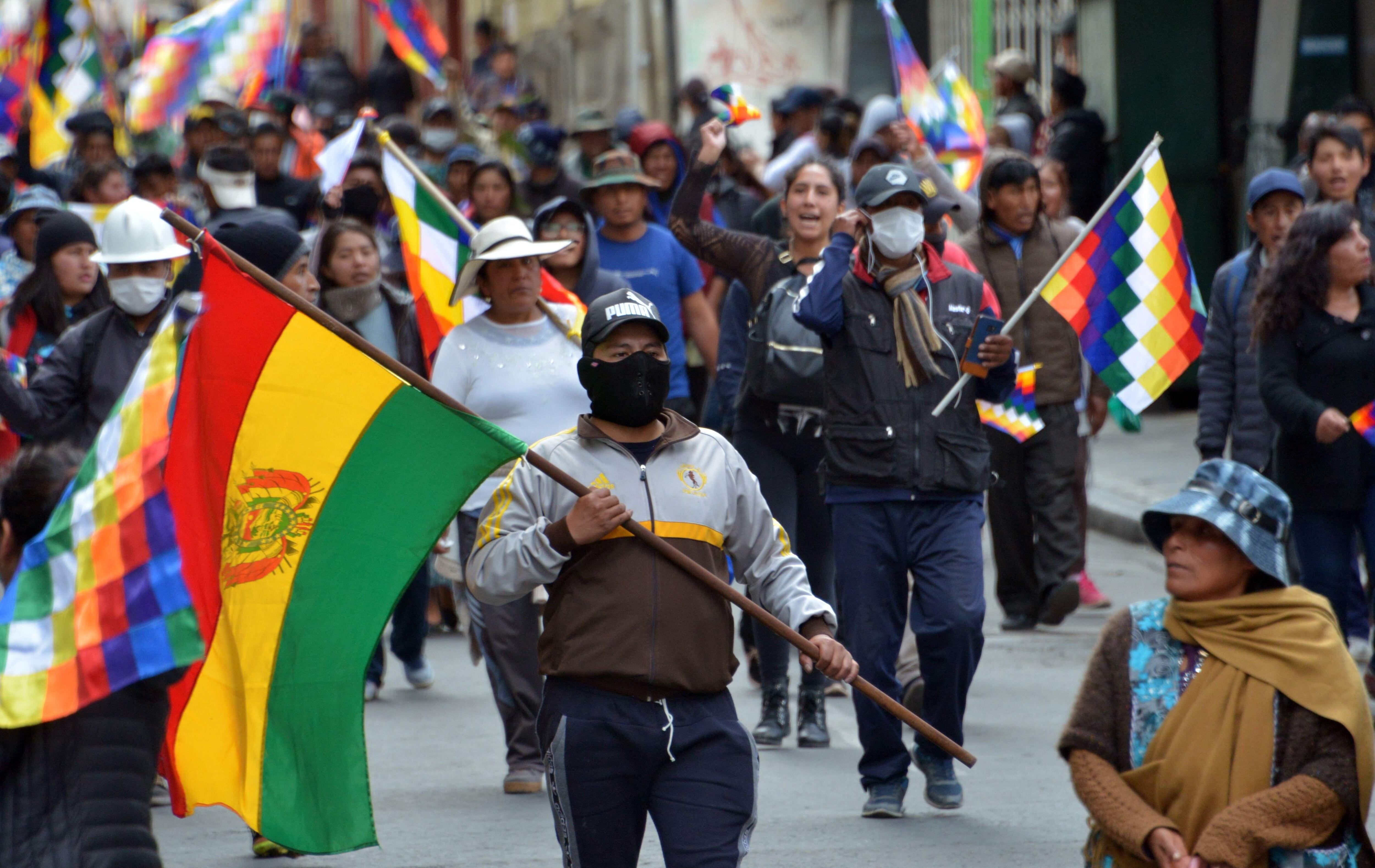 Cientos marchan en Bolivia a favor y en contra de Evo Morales. (Foto: AFP)