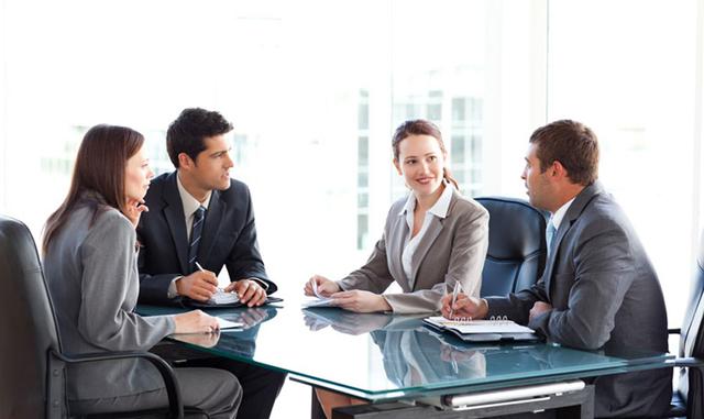 FOTO 4 | 4. Haz muchísimas preguntas

Pregunta a tus empleados qué consideran que ha funcionado en el pasado y qué no. Pregúntales su opinión sobre los problemas más comunes, y sus propuestas para resolverlos. Aquí te dejamos una lista con 20 preguntas (aquí va un hipervínculo a otra nota, pero no sé si la tenemos traducida, si no se puede quitar esta parte sin afectar el texto) para darte una idea.

“Los más innovadores son aprendices, no sabelotodos. Lo mismo aplica a culturas innovadoras, son culturas de aprendizaje. Los líderes que han construido estas culturas laborales saben, ya sea por intuición o por experiencia, que para hacer descubrimientos tienen que buscar las cosas que no entienden y sumergirse hasta lo más profundo. Deben fracasar rápido y sin miedo y luego aprender y compartir esas lecciones con su equipo.” — G. Michael Maddock y Raphael Louis Vitón.