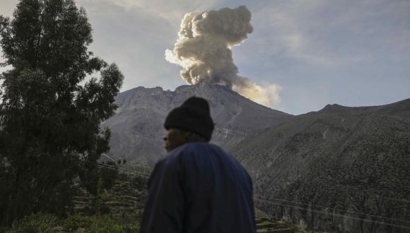 El volcán Ubinas de encuentra activo desde junio de este año. Foto: EFE