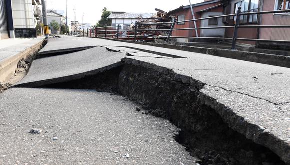 Esta vista general muestra el pavimento muy dañado en la ciudad de Anamizu, prefectura de Ishikawa, el 4 de enero de 2024, después de que un gran terremoto de magnitud 7,6 sacudiera Japón. (Foto de Toshifumi KITAMURA / AFP).