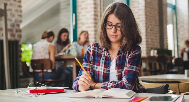 FOTO 3 | Lugar de estudio: Aspectos como la comodidad, la buena iluminación y la ausencia de distracciones son básicos. Hay algunas personas que prefieren y entienden que estudiar siempre en el mismo lugar es beneficioso, y para otros cambiar de lugar es lo correcto. En esto la clave está en encontrar lo conveniente para cada uno. En cuanto a la falta de distracciones, el consejo que vamos a dejarte es que dejes lejos el celular, o si podés directamente apagalo. Algunos equipos tienen la función de ver cuánto tiempo le dedicamos a cada aplicación, si podes hacerlo te recomendamos chequearlo y que veas cuánto de ese tiempo podría estar dedicado al estudio. (Foto: Freepik)