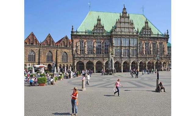 Bremen (Alemania). Anoten esta ciudad para aquellos viajes en los que se busque delirio ornamental y canallismo contemporáneo a partes iguales. El gran puerto del Elba conserva un centro histórico bello a rabiar.