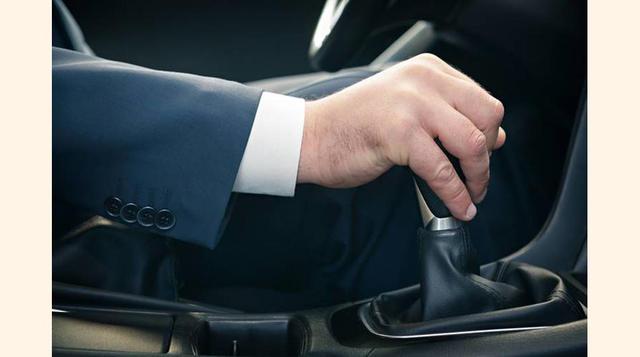FOTO 3 | Muchos conductores reposan la mano sobre el selector de cambios, lo cual podrá lucir muy cool pero no es seguro. Ambas manos deben estar siempre sobre el volante, salvo cuando se necesite una de ellas para alguna otra función de operatividad del 