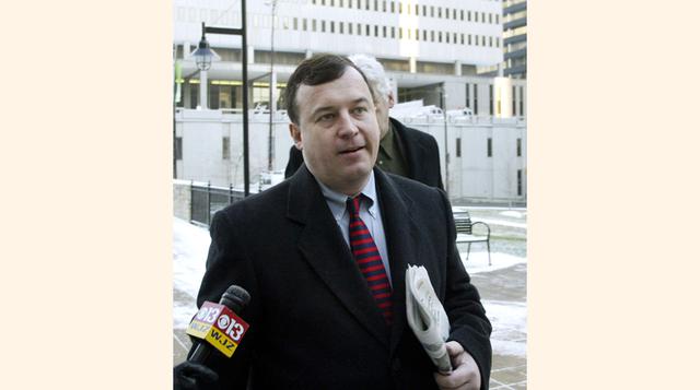 John Rusnak. En 2002, el operador de divisas estadounidense, empleado del banco Allied Irish Bank (AIB), fue acusado de falsificar documentos para encubrir malas inversiones. El banco dijo que, como resultado, perdió US$ 750 millones. Después de una inves