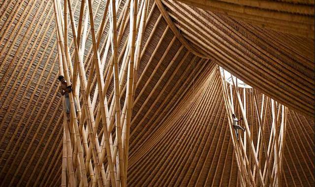 Three Mountain, Bali. En el sudeste asiático el bambú se ha utilizado durante siglos, pero sólo en tiempos recientes se ha conseguido tratar esta variedad para protegerla del desgaste y el ataque de insectos. Un ejemplo es Three Mountains, obra de Jörg St