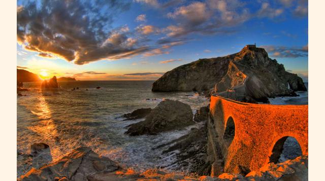 San Juan de Gaztelugatxe, Bermeo. La isla de Gazletugatxe (Vizcaya) es uno de los lugares que mejor simbolizan la magia y las tradiciones del norte de España. La palabra en sí misma lo dice todo: proviene de dos términos en euskera, “gaztelu” (castillo) y