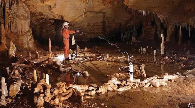 Una construcción subterránea hecha por neandertales. Investigadores franceses descubrieron en las profundidades de la cueva Bruniquel, en el suroeste de Francia, unas estructuras circulares hechas de estalagmitas rotas que fueron levantadas por los neande