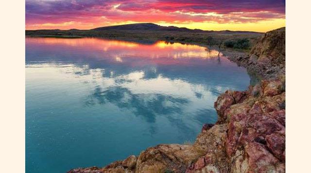 Lago Balkhach, Kazajstán. Este lago es único en el mundo por tener agua dulce por un extremo y salada por otro. Posee una extensión inmensa y forma parte de la vasta cuenca endorreica de Asia Central. Cubre 16 996 km cuadrados y su agua sigue congelada a 