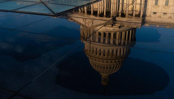 El edificio del Capitolio se refleja en un charco en Washington, DC, EE.UU., el martes 21 de febrero de 2023.