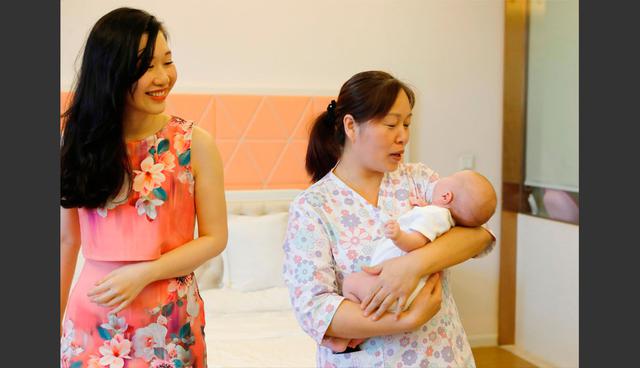FOTO 3 | Una niñera duerme en la misma habitación que la madre y su bebé. Un estudio fotográfico documenta los primeros instante de la vida del recién nacido. Y unos profesores enseñan a las madres cómo ocuparse del niño y de ellas mismas.  (Foto: AFP)