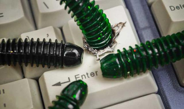 Virus y gusano informáticos. Un virus es un programa o extracto de programa malintencionado cuyo objetivo es sobrevivir en un sistema informático (computadora, servidor, dispositivo móvil, etc…) y a menudo alcanzar los datos, memoria, red. Puede propagars