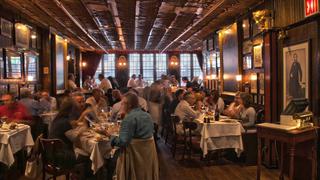 Bares y restaurantes de Nueva York ya no tienen que cerrar a la medianoche