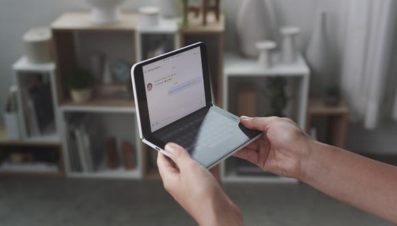 Panos Panay, jefe de productos de Microsoft, consideró que el Surface Duo "es más que un teléfono", ya que este guarda similitud con las tabletas de la compañía que también tendrán doble pantalla. (Foto: AFP)