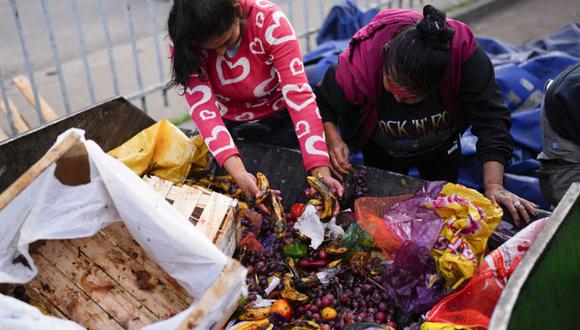 Mujeres recogen productos desechados en el mercado central de frutas y verduras en Buenos Aires, Argentina. (AP foto/Natacha Pisarenko)